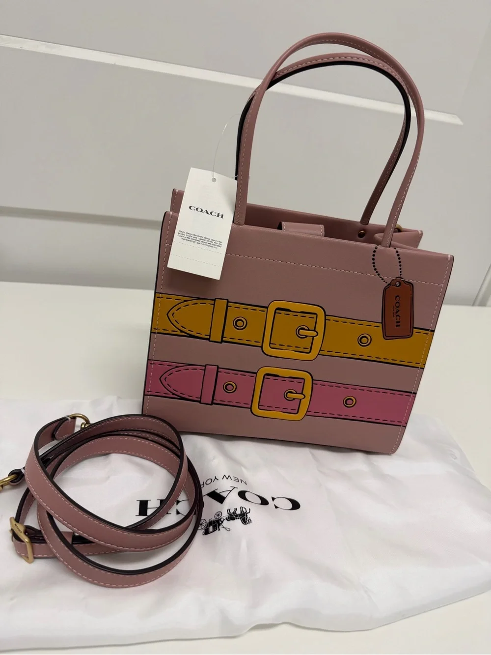 Coach Cashin Carry 22 With Trompe L'Oeil Print‎